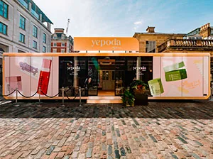Yepoda Pop-Up a Covent Garden: un bus itinerante trasformato in K-Beauty Academy, tra skincare, design e immaginario teen coreano firmato 23Bassi.